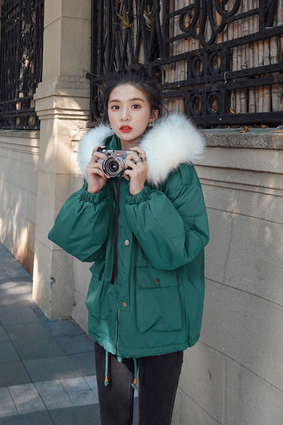 Geacă de iarnă de damă cu căptușeală caldă și puf pe glugă