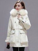 Női téli kabát, kapucniján és zsebeivel színes pehely