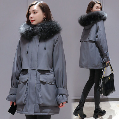 Női téli kabát, kapucniján és zsebeivel színes pehely