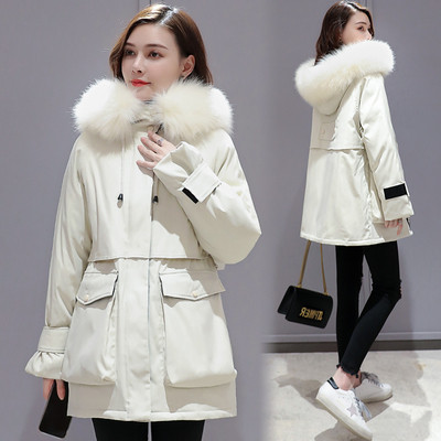 Női téli kabát, kapucniján és zsebeivel színes pehely