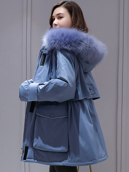 Női téli kabát, kapucniján és zsebeivel színes pehely