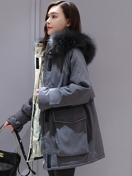 Női téli kabát, kapucniján és zsebeivel színes pehely