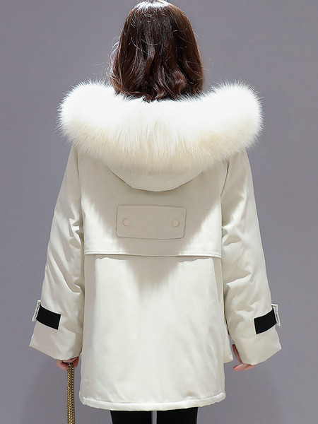 Női téli kabát, kapucniján és zsebeivel színes pehely