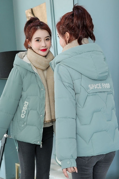 Rövid őszi kabát testre szabott modell cipzárral