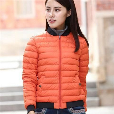 Ovaalse krae ja taskutega sügisene naiste jope