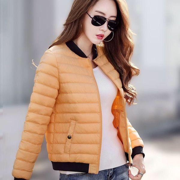 Ovaalse krae ja taskutega sügisene naiste jope