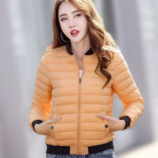 Ovaalse krae ja taskutega sügisene naiste jope