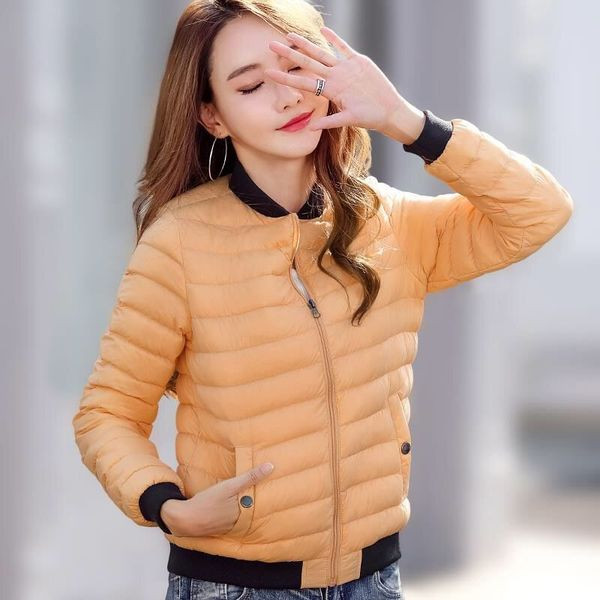 Ovaalse krae ja taskutega sügisene naiste jope