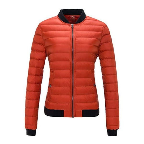 Ovaalse krae ja taskutega sügisene naiste jope