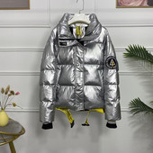 Új modell modern női kabát magas gallérral és feliratokkal