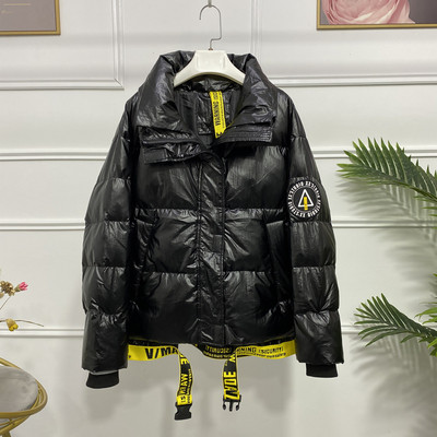 Új modell modern női kabát magas gallérral és feliratokkal