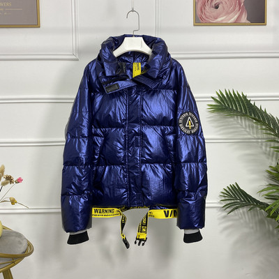 Új modell modern női kabát magas gallérral és feliratokkal