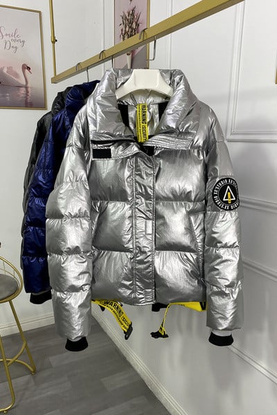 Új modell modern női kabát magas gallérral és feliratokkal