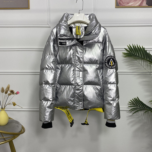 Új modell modern női kabát magas gallérral és feliratokkal