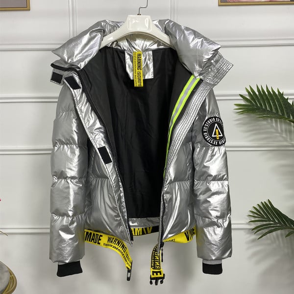 Új modell modern női kabát magas gallérral és feliratokkal