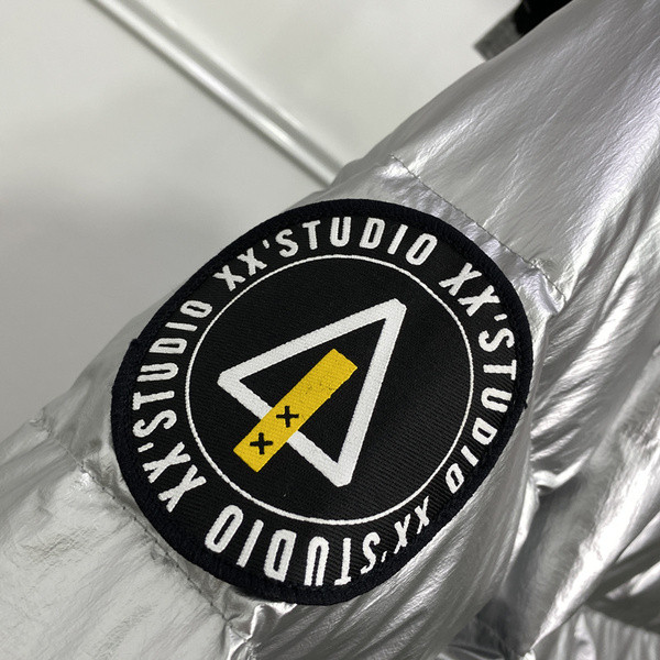 Új modell modern női kabát magas gallérral és feliratokkal