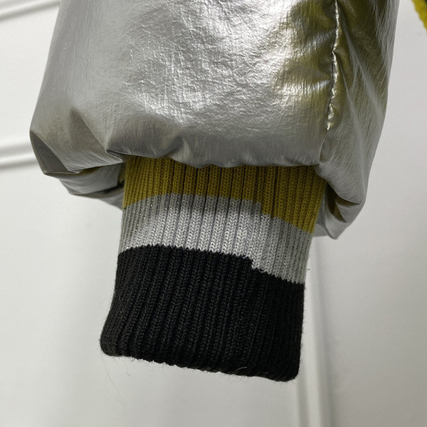 Új modell modern női kabát magas gallérral és feliratokkal