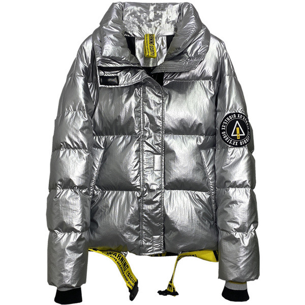 Új modell modern női kabát magas gallérral és feliratokkal