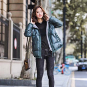 Naiste igapäevane kapuutsi ja lukuga talvejope