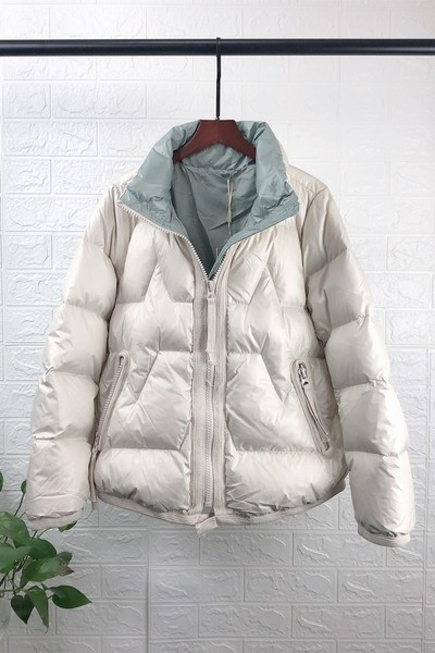 Naiste igapäevane kapuutsi ja lukuga talvejope