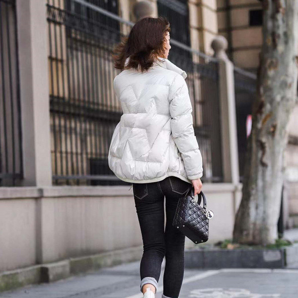 Naiste igapäevane kapuutsi ja lukuga talvejope