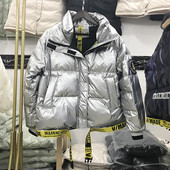 Széles modell női rövid kabát emblémával