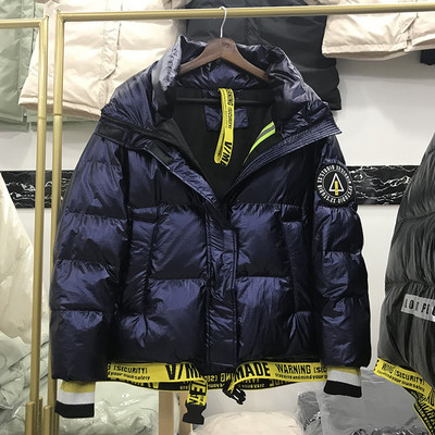 Széles modell női rövid kabát emblémával