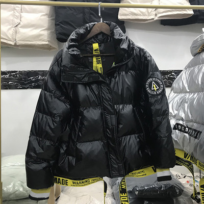 Széles modell női rövid kabát emblémával