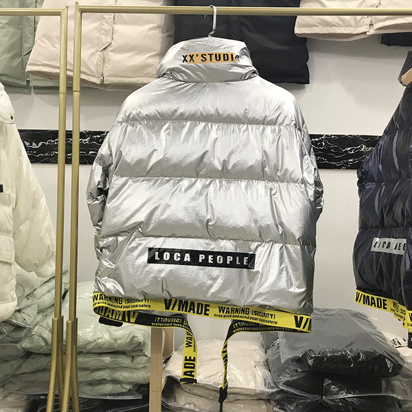 Széles modell női rövid kabát emblémával