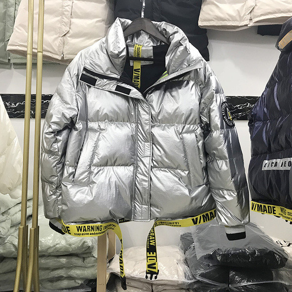 Széles modell női rövid kabát emblémával