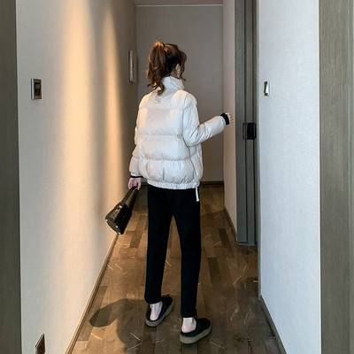 Rövid téli női kabát cipzárral