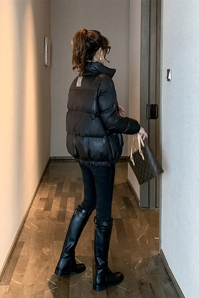 Rövid téli női kabát cipzárral