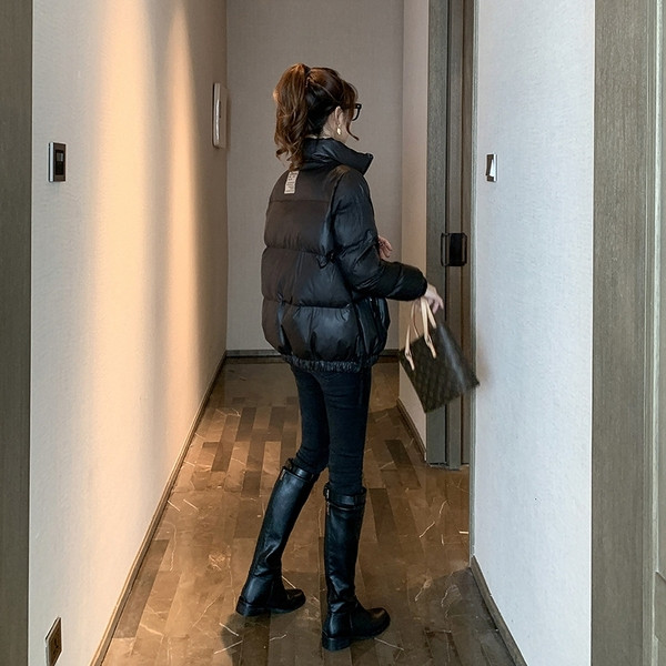 Rövid téli női kabát cipzárral