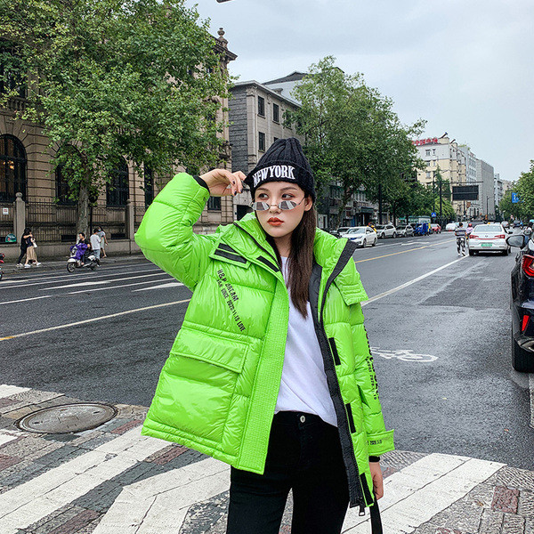 Női kabát zsebekkel és ragasztókkal - közepes hosszúságú