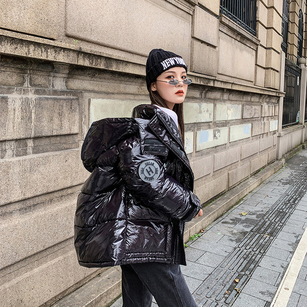 Női kabát zsebekkel és ragasztókkal - közepes hosszúságú