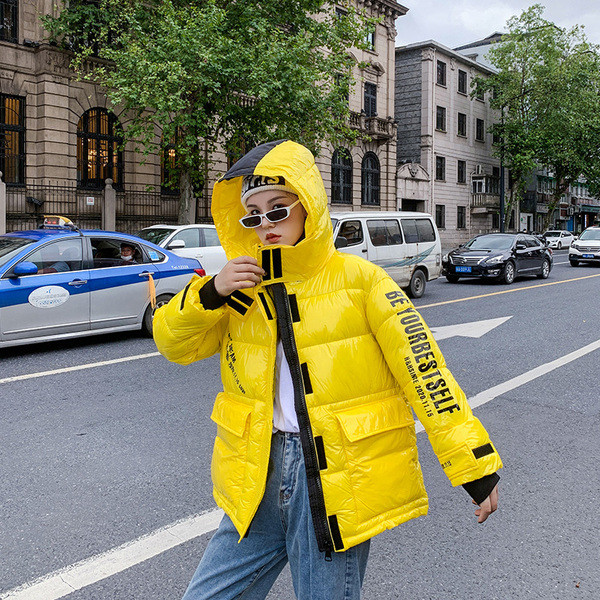 Női kabát zsebekkel és ragasztókkal - közepes hosszúságú