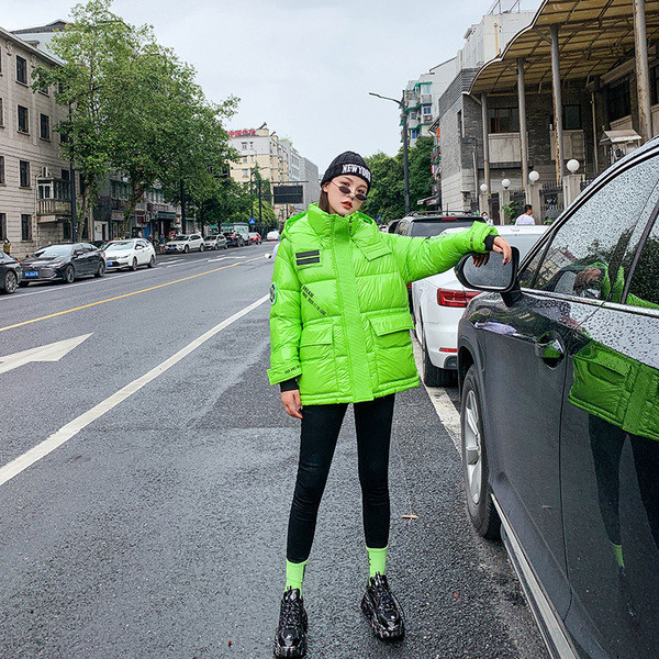Női kabát zsebekkel és ragasztókkal - közepes hosszúságú