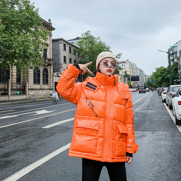 Női kabát zsebekkel és ragasztókkal - közepes hosszúságú