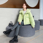 Κοντό χειμερινό μπουφάν με χρωματιστό τύπωμα