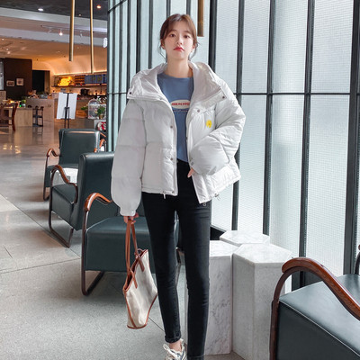 Κοντό χειμερινό μπουφάν με χρωματιστό τύπωμα