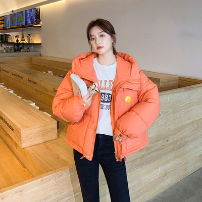 Κοντό χειμερινό μπουφάν με χρωματιστό τύπωμα