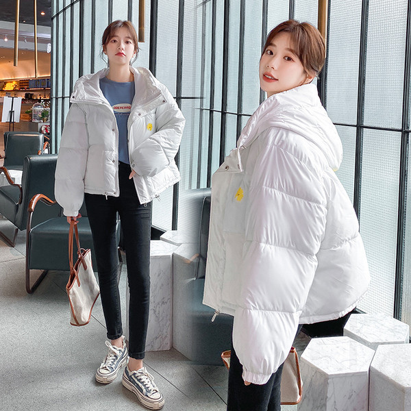 Κοντό χειμερινό μπουφάν με χρωματιστό τύπωμα