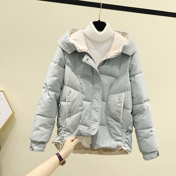 Γυναικείο χειμερινό μπουφάν με κουκούλα και κουμπιά - ασύμμετρο μοντέλο