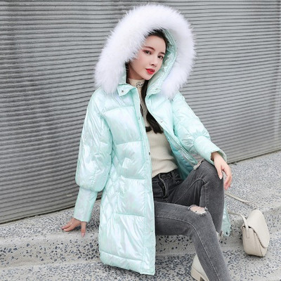 Közepes hosszúságú, fényes hatású téli kabát