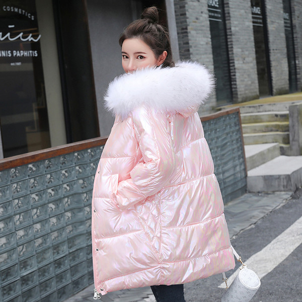 Közepes hosszúságú, fényes hatású téli kabát