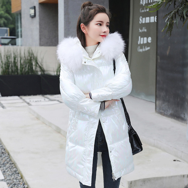 Közepes hosszúságú, fényes hatású téli kabát