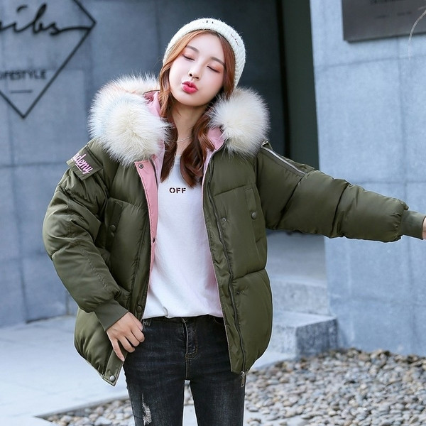 Hétköznapi női téli kabát kapucnival, pehelyvel