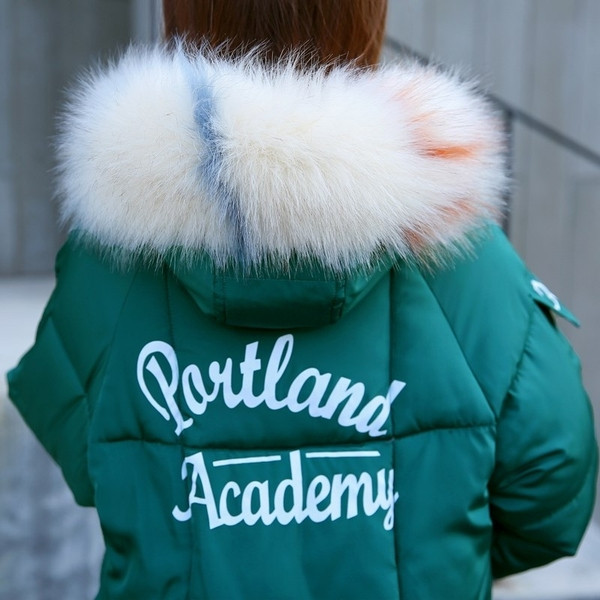 Hétköznapi női téli kabát kapucnival, pehelyvel