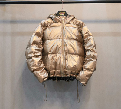 Rövid női kabát kapucnival és nyakkendővel