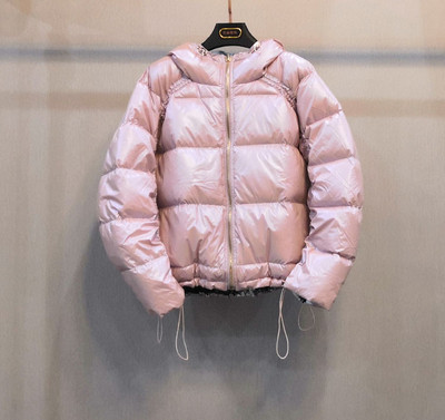 Rövid női kabát kapucnival és nyakkendővel